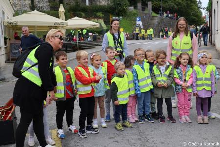 Otroci kamniških šol in vrtcev rajali na Glavnem trgu in se učili o trajnostni mobilnosti (76)